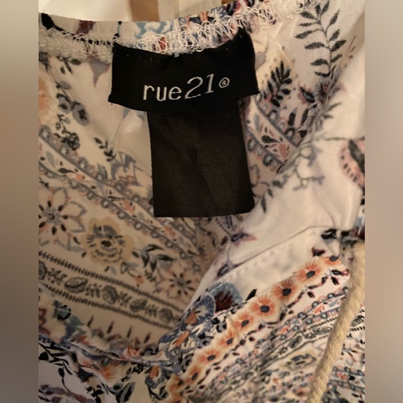 Rue21 tank Top knit spaghetti straps with floral pattern Size Medium - Picture 2 of 8